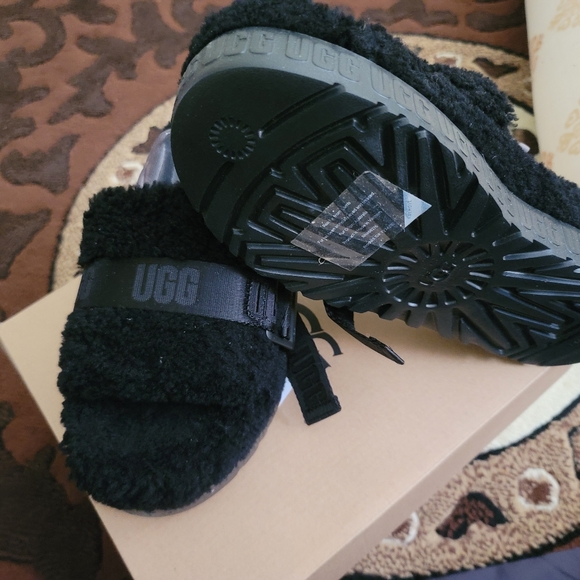 UGG W FLUFFITA BLACK WOMEN - Picture 2 of 5